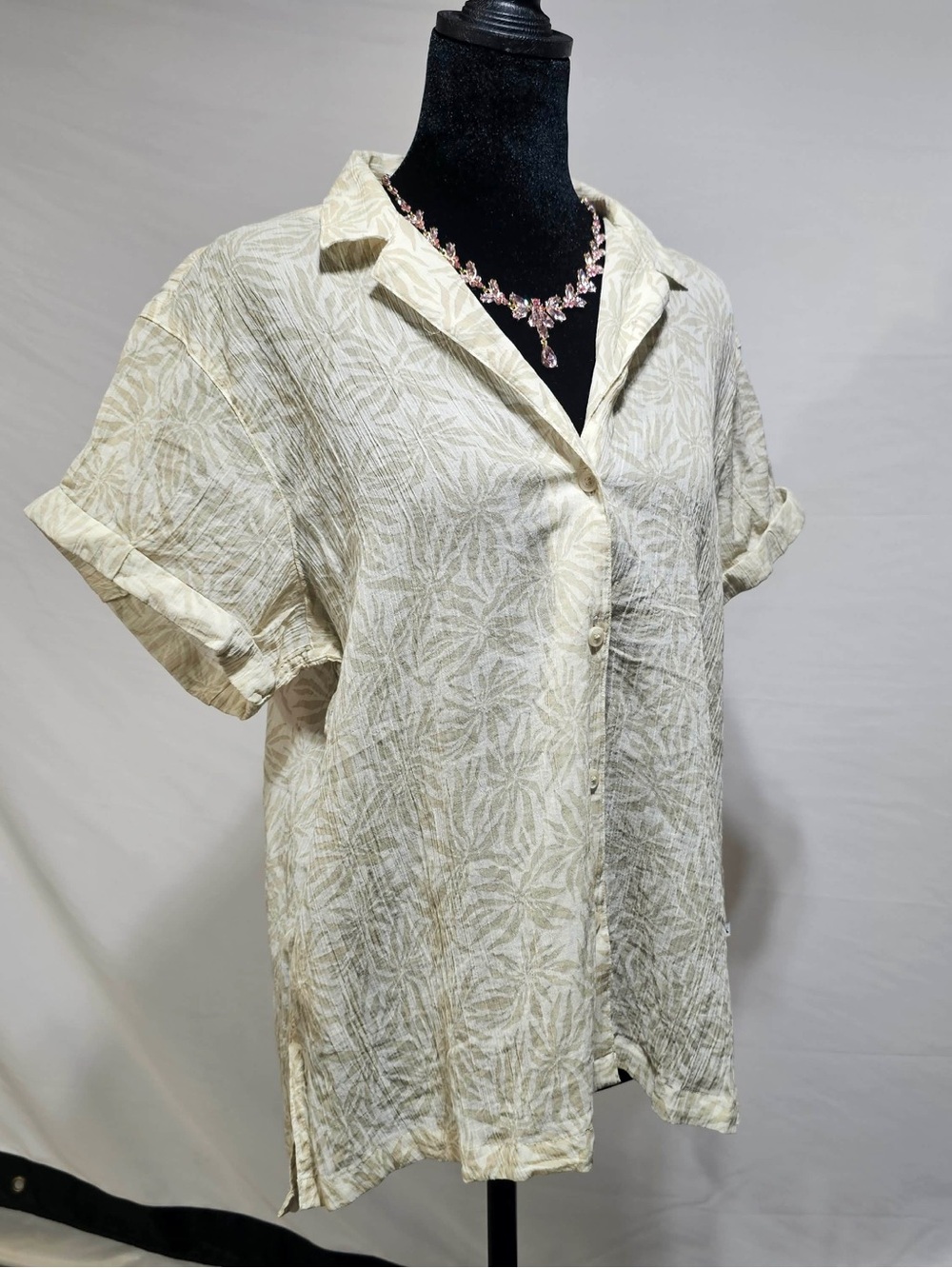 #352 Eddie Bauer Women’s Large Neutral Botanical Button-Up Shirt – Lightweight